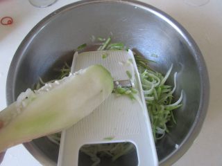 4、瓠子肉馅生煎包,瓠子刨成细丝， 注意中间的瓤就不要了；