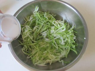 5、瓠子肉馅生煎包,加入适量的盐腌制一下；