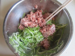 6、瓠子肉馅生煎包,将腌制好的瓠子丝挤去大部分水分后放入肉馅中；