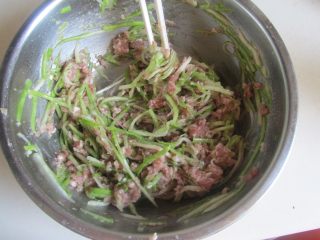 8、瓠子肉馅生煎包,顺着刚才方向搅拌上劲， 这样瓠子肉馅就做准备好了；