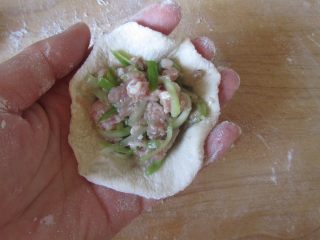 11、瓠子肉馅生煎包,擀成圆片， 包入准备好的馅料；