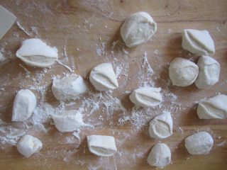 10、瓠子肉馅生煎包,搓成长条后切成大小相同的剂子；