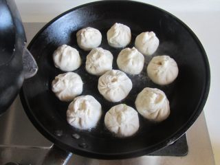 14、瓠子肉馅生煎包,烧热锅， 放入少许油， 将小包子放入里面， 注意中间留点间距，微微煎一下再加入适量的水；