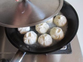 15、瓠子肉馅生煎包,加盖煮上两、三分钟；