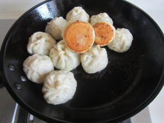 16、瓠子肉馅生煎包,再揭开盖， 小火慢慢煎， 直到水分完全蒸发，壳底煎至金黄即可。