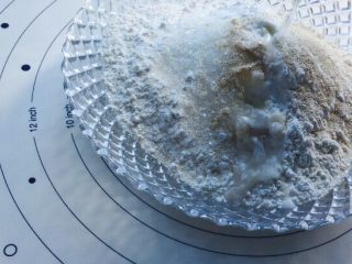 2、椰蓉面包,加入椰汁30克（大家也可用椰奶或椰浆）椰香味十足！