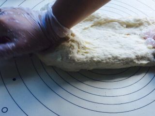 6、椰蓉面包,移至揉面垫再次搓揉，像洗衣服一样来回搓，折腾，让它快速吸收水分！