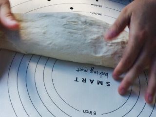 11、椰蓉面包,拿出揉至5分钟，排掉面团内的气体，慢慢搓成长条！