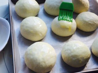 14、椰蓉面包,（黄油5克+猪油3克）热水融化，依次刷上发酵好的面团上！（可用蛋液水替代）