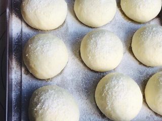 15、椰蓉面包,在表面撒上糖粉，椰蓉，可用过筛法，均匀的在每个面团上即可！