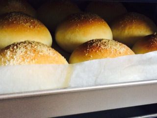 17、椰蓉面包,上色满意后，还可用锡纸覆盖上，以免过度上色，影响口感！