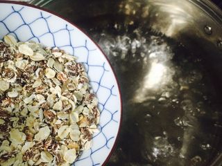 6、芒果牛奶芝麻燕麦粥,倒入燕麦