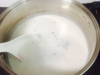 10、芒果牛奶芝麻燕麦粥,小火煮开，边煮边搅拌均匀
