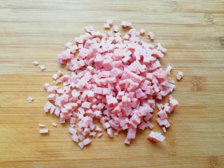 4、西兰花蛋炒饭,午餐肉切成小丁。