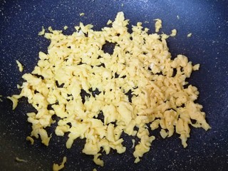 6、西兰花蛋炒饭,土鸡蛋打散，炒锅内倒适量的食用油烧热，倒入蛋液，用筷子快速划炒定型关火，炒好的鸡蛋盛出备用。