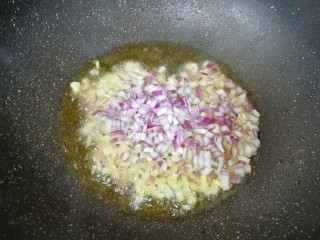 8、西兰花蛋炒饭,炒锅倒入适量的食用油继续烧热，下入洋葱炒香。