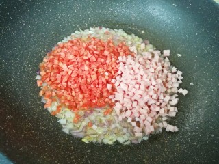 9、西兰花蛋炒饭,下入红萝卜和午餐肉翻炒均匀。