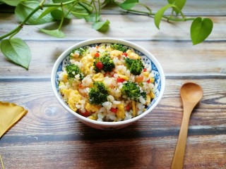16、西兰花蛋炒饭, 两个小家伙一人都是两碗。
