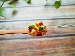 18、西兰花蛋炒饭,舀一勺放入嘴里特满足。