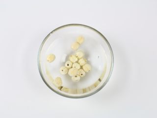 2、银耳莲子燕麦粥,莲子洗干净后,泡水,大概十分钟左右;怕苦的可以去掉莲子芯。