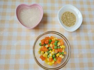 2、杂蔬藜麦鳕鱼粥,大米、藜麦洗净后用水浸泡一小时左右,青豆玉米胡萝卜粒焯水备用