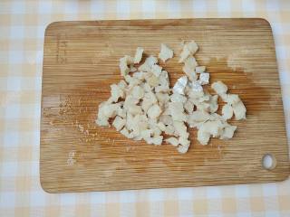 3、杂蔬藜麦鳕鱼粥,鳕鱼切成小粒