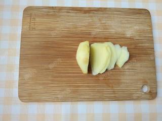 4、杂蔬藜麦鳕鱼粥,生姜切片