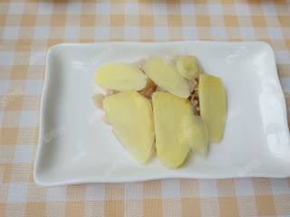 5、杂蔬藜麦鳕鱼粥,鳕鱼用姜片腌制十五分钟