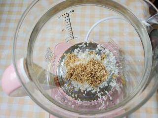 6、杂蔬藜麦鳕鱼粥,浸泡好的大米和藜麦放入养生壶中