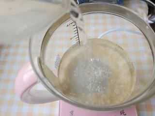 7、杂蔬藜麦鳕鱼粥,加入700ml左右的清水