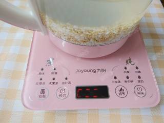 8、杂蔬藜麦鳕鱼粥,养生壶接通电源,选择“养生粥”程序