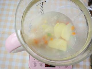 11、杂蔬藜麦鳕鱼粥,加入姜片,继续熬煮粘稠