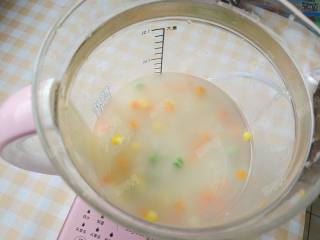 9、杂蔬藜麦鳕鱼粥,等到米粒开花后放入杂蔬拌匀煮沸