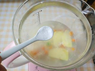 12、杂蔬藜麦鳕鱼粥,煮好后放入少许盐调味即可