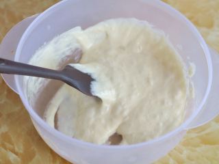 2、奶酪包,先制作波兰种。将60克面包用小麦粉、60克水、2克干酵母混合,室温发酵一小时后放冰箱冷藏12小时。