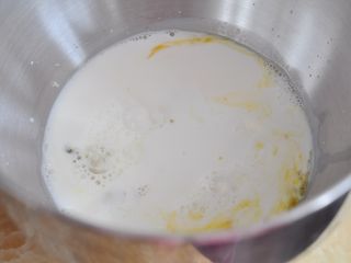 4、奶酪包,加入牛奶。