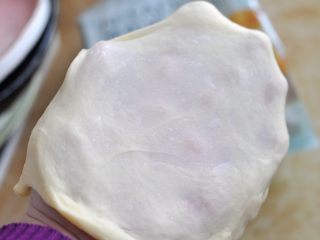 6、奶酪包,加入黄油后,转为三档,揉至面团可拉出手套膜。