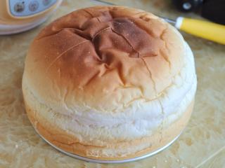 9、奶酪包,放入烤箱中,170度烘烤25分钟。面包静置放凉后脱模。