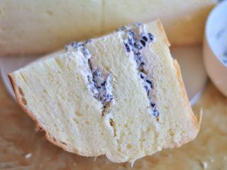 11、奶酪包,面包按十字方式切开,每块中间横切两刀,把奶酪馅填入,我还焖了些紫米,混合好后加入去就是紫米奶酪馅。