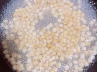 3、珍珠冷萃咖啡,水开后，将珍珠下入锅中，搅拌均匀不粘连。