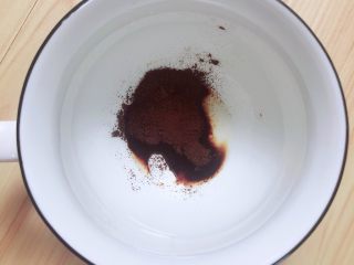 6、珍珠冷萃咖啡,煮珍珠的时候，取一个杯子，将咖啡粉倒入杯子。