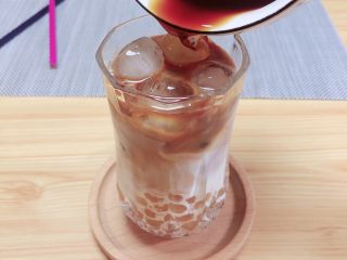 12、珍珠冷萃咖啡,缓缓倒入咖啡，能看到与牛奶冰块的交融。