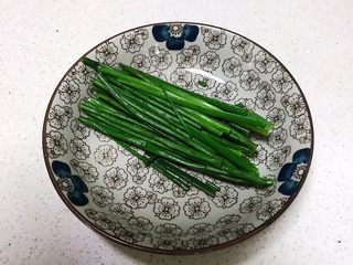 1、蓬松柔软的香葱花卷,香葱叶清洗干净，用厨房用纸吸去水份