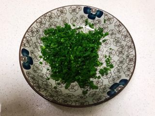 2、蓬松柔软的香葱花卷,把香葱叶切成末