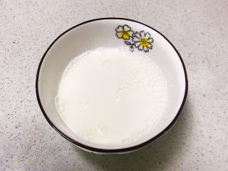 3、蓬松柔软的香葱花卷,纯牛奶倒入碗里