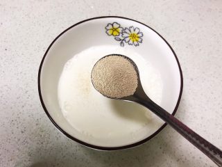 4、蓬松柔软的香葱花卷,加入酵母