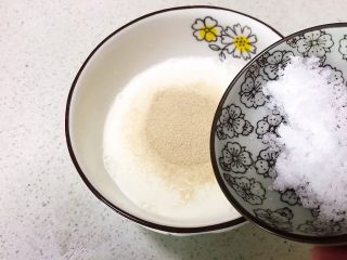 5、蓬松柔软的香葱花卷,加入白糖