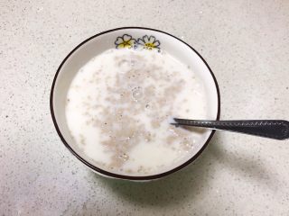 6、蓬松柔软的香葱花卷,牛奶酵母液调匀后静止3分钟