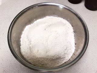 7、蓬松柔软的香葱花卷,中筋面粉倒入盆中