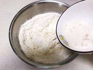 8、蓬松柔软的香葱花卷,加入牛奶酵母液，边倒边搅拌